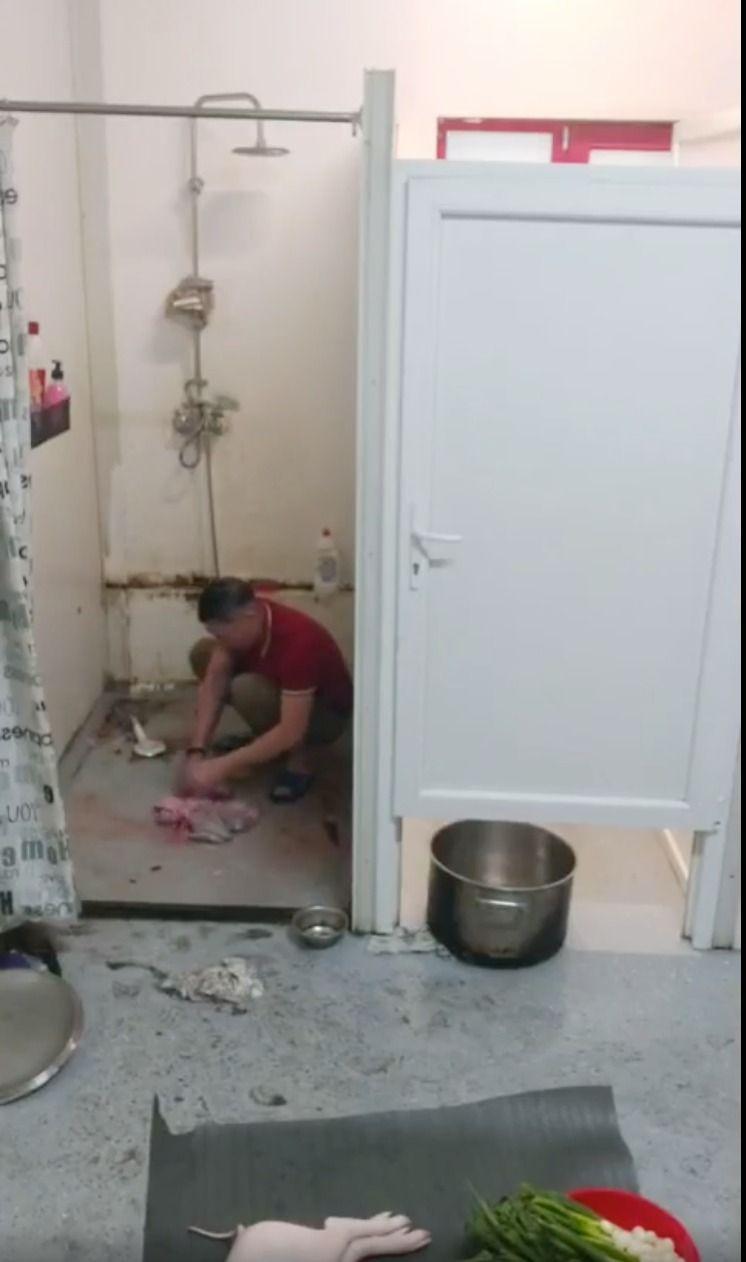 Animalele sunt sacrificate chiar în dușurile spațiilor de locuit. Foto: screenshot video Facebook Van Minh