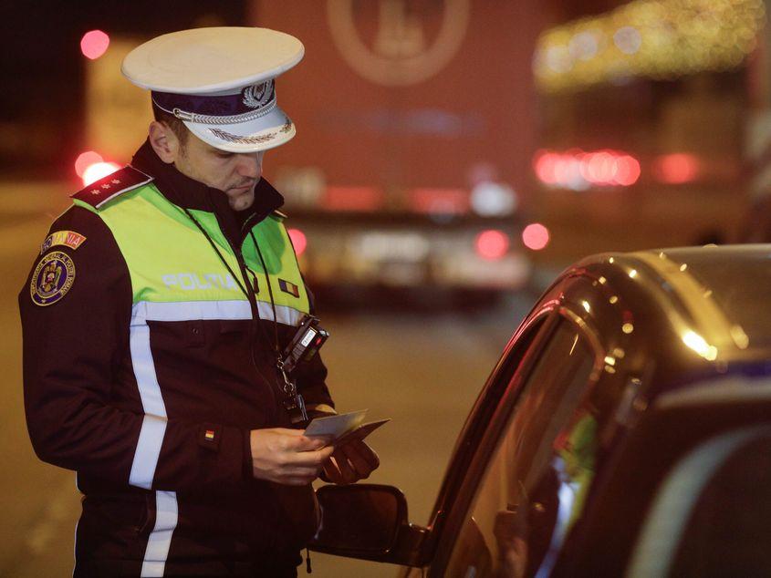Polițiști rutieri verifică atât documente ale șoferilor cât și starea tehnică a autovehiculelor pe care le conduc într-un filtru rutier din București, 2 martie 2024. Inquam Photos / George Călin