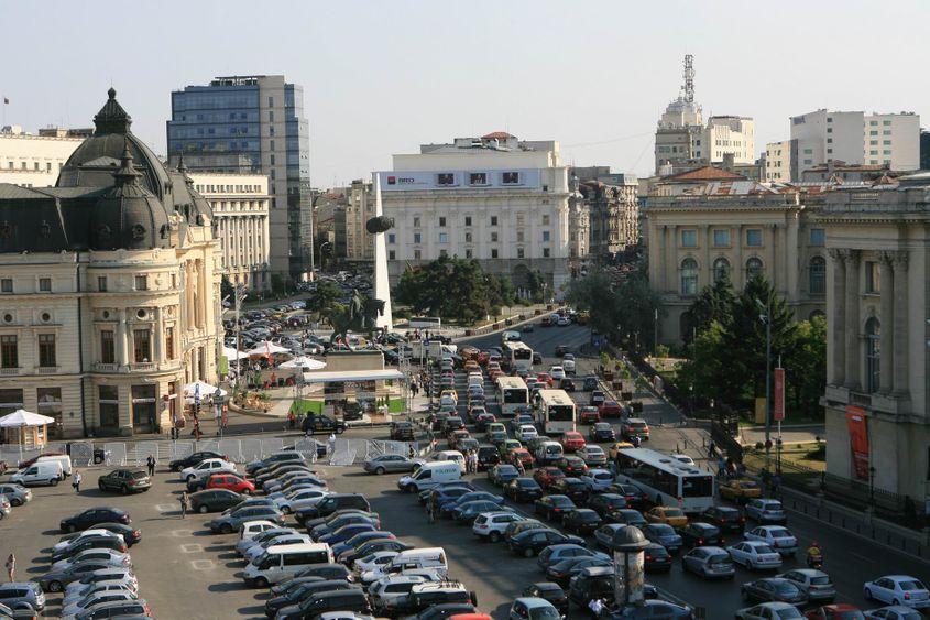 În afara zilelor de Străzi Deschise, bulevardele din București sunt, practic, o imensă parcare, cu mașini care abia se mișcă. Foto: Lucian Muntean