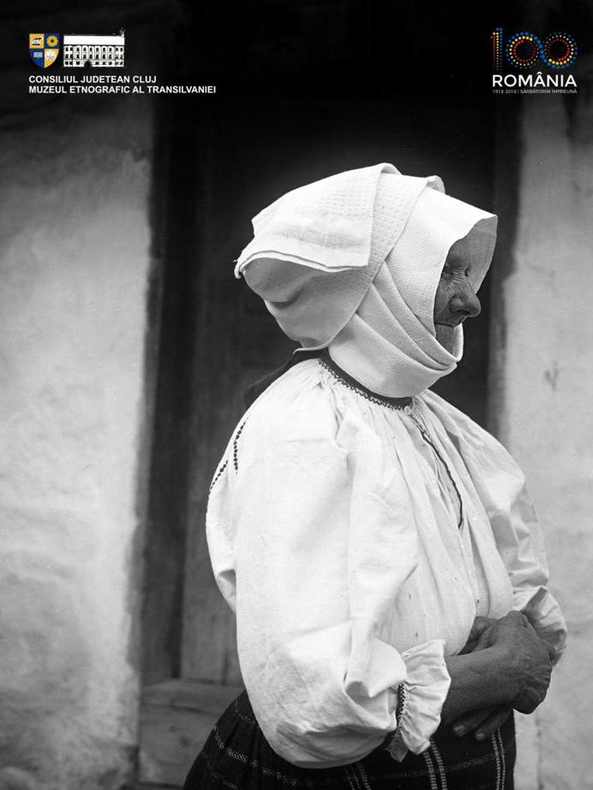 Femeie bătrână din Zărnești, Brașov, 1933. Foto:  Luiza Netoliczka