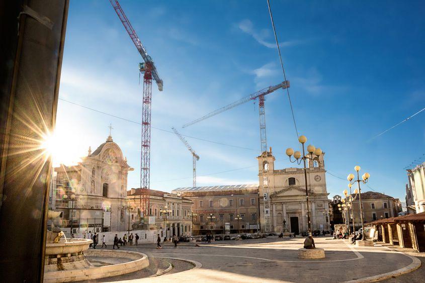 L'Aquila: Centrul în reconstrucție al unui oraș din care au pierit sute de locuitori. Foto: Adamico | Dreamstime.com