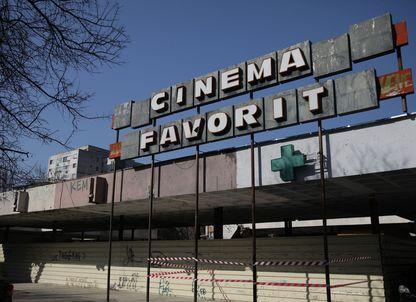 Cetățenii care schimbă orașul. Cum a reînviat Grupul Inițiativa Favorit un cinema bătrân, simbol al comunității din Drumul Taberei