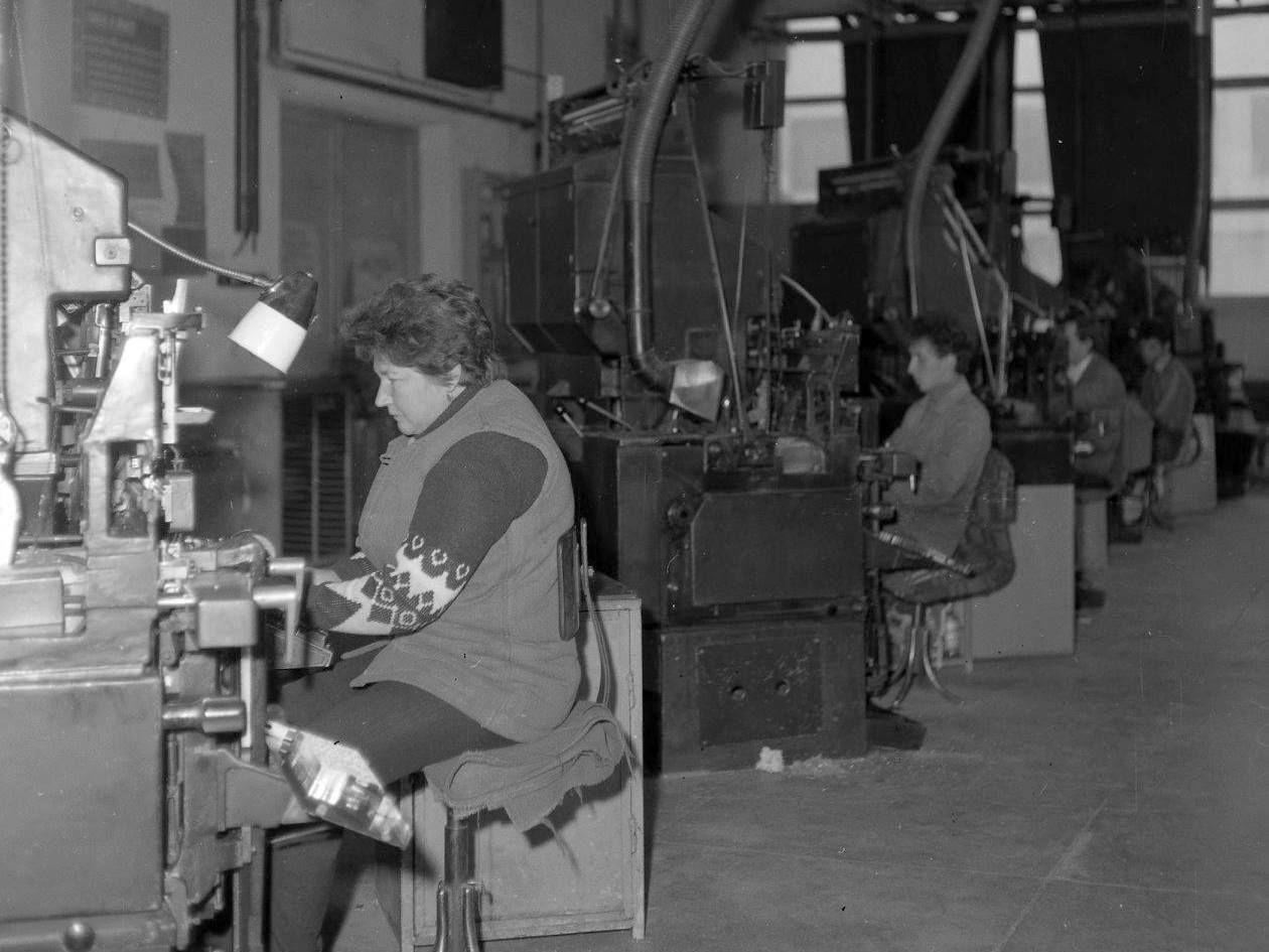 Femei la lucru într-o tipografie, sub comunism. Foto: Arhiva Minerva