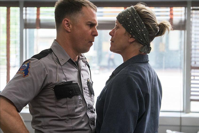 Frances McDormand și Sam Rockwell (ajutorul de șerif), într-o scenă din film.