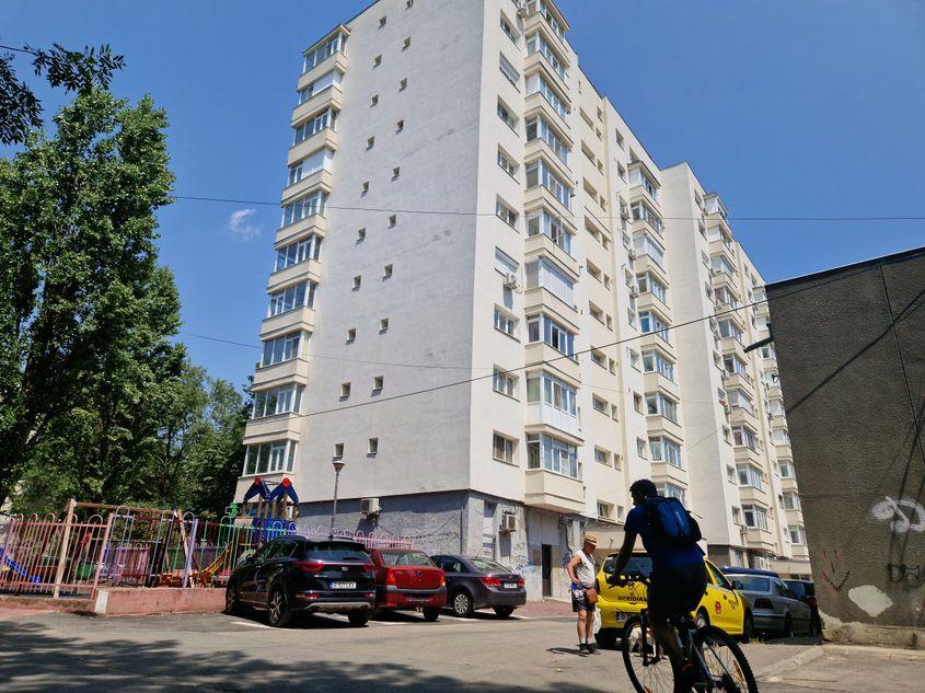În astfel de blocuri locuiesc cei mai mulți dintre românii care în anii '90 au cumpărat apartamente la un preț foarte mic. Foto: Răzvan Filip