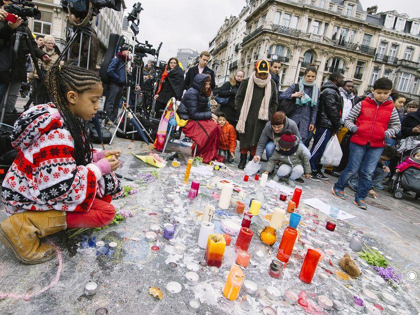 Comemorare în centrul Bruxellesului, a doua zi după atentate.
Fotografii: Octavian Cărare (www.octaviancarare.com/blog)