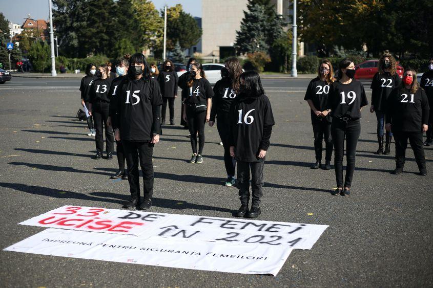 Acțiune publică de sensibilizare și de protest împotriva violenței asupra femeilor și fetelor, organizată de Rețeaua VIF, în Piața Victoriei din București, 20 octombrie 2021. Inquam Photos / Sabin Cirstoveanu