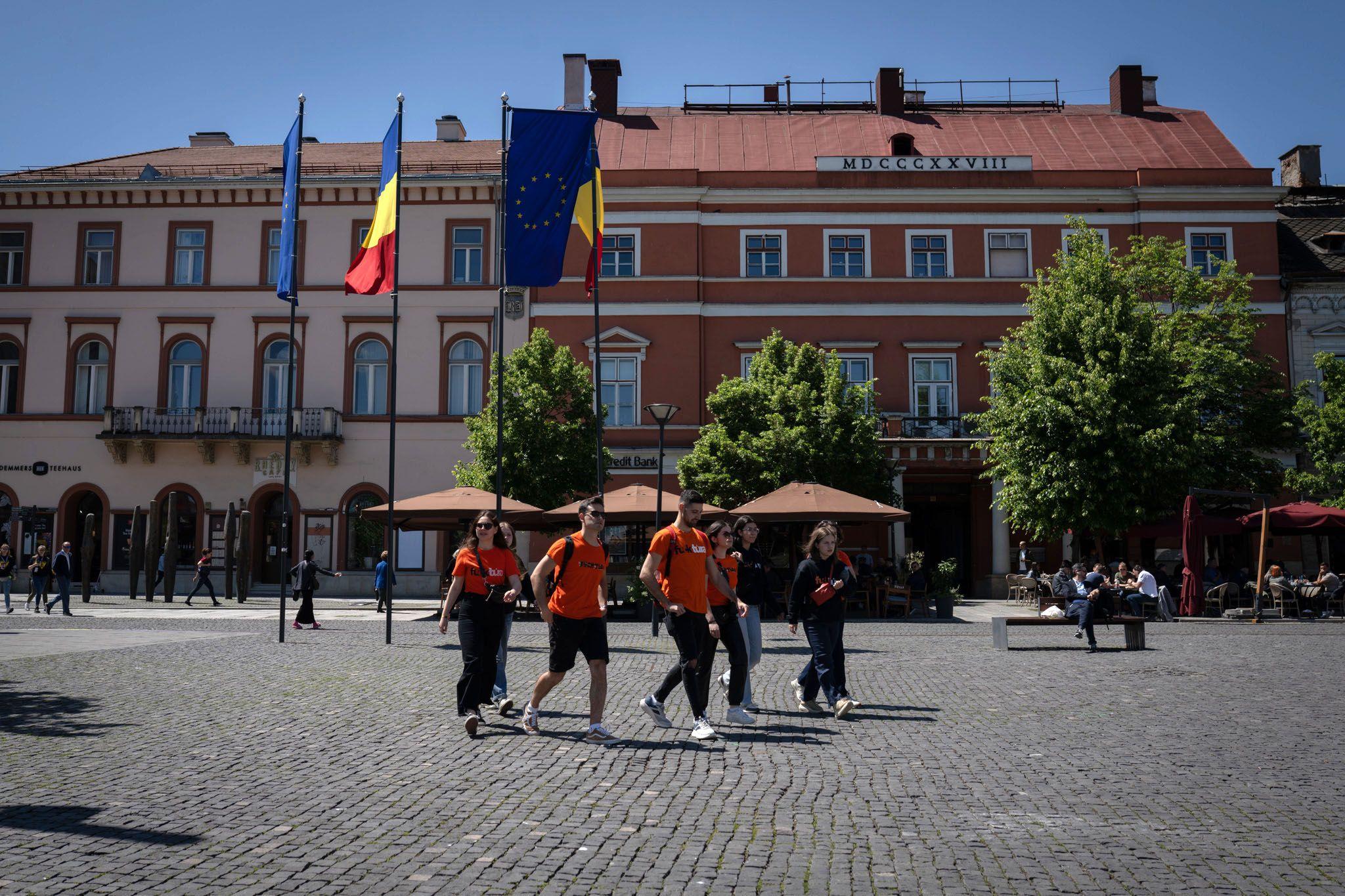 Studenți în Piața Unirii din Cluj-Napoca, vineri, 10 mai, 2024.