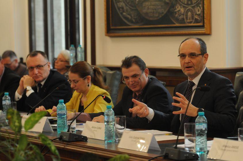 Fostul ministru al Educației Sorin Cîmpeanu a castrat proiectul de lege al actualului ministru, Adrian Curaj (în dreapta). Foto: Lucian Muntean