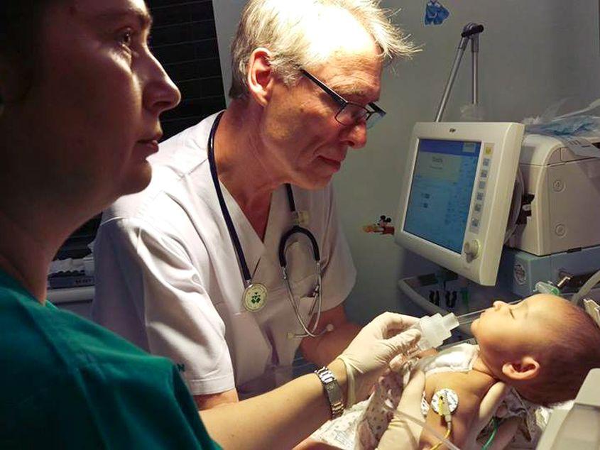 Momentul în care un copil de 5 luni este detubat, după ce a fost operat cu succes de o echipă de medici români și străini, la Spitalul "Marie Curie" din Bucureşti. Foto: Asociația "Inima Copiilor"