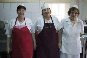 Ele sunt bucătăresele unuia dintre cele mai longevive restaurante din Cluj, "Vărzăria". S-au oprit un pic din învârtit în oalele imense și, în primul moment, ne-au privit neîncrezătoare. 
I-au cerut șefului voie să apară în fotografie. Iar mărțișoarele s-au ascuns în buzunarele șorțurilor. 
