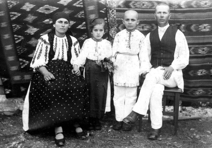 Familia Sîntimbrean în 1938, fotografie făcută de Samoilă Mârza.