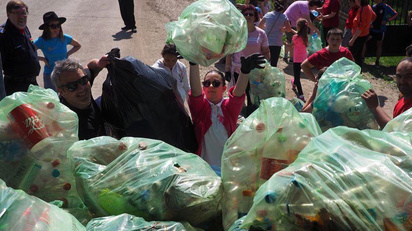 Imagine de la o acţiune de colectare a plasticului, organizată de Tăşuleasa Social în sate transilvănene. Foto: Voicu Bojan