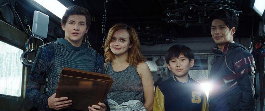 De la stânga la dreapta, Wade (Tye Sheridan), Samantha (Olivia Cooke), Sho (Philip Zhao) și Daito (Win Morisaki).