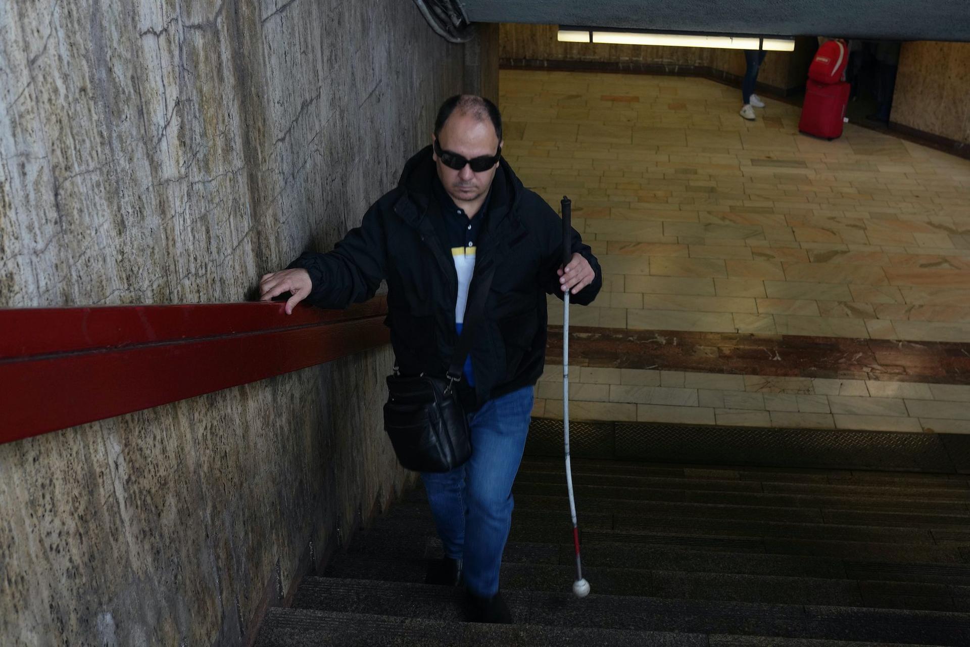 Ionuț iese de la metrou, în timpul unui traseu obișnuit pentru el, pentru a arăta cât de dificil e să se miște prin București, pe 18 noiembrie 2022. Foto: Andreea Câmpeanu