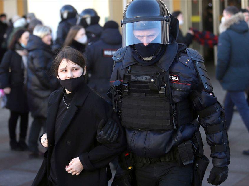 Sankt Petersburg, Rusia, 6 martie 2022: poliția arestează mii de tineri care protestau contra războiului din Ucraina. Foto: Stringer - Anadolu Agency