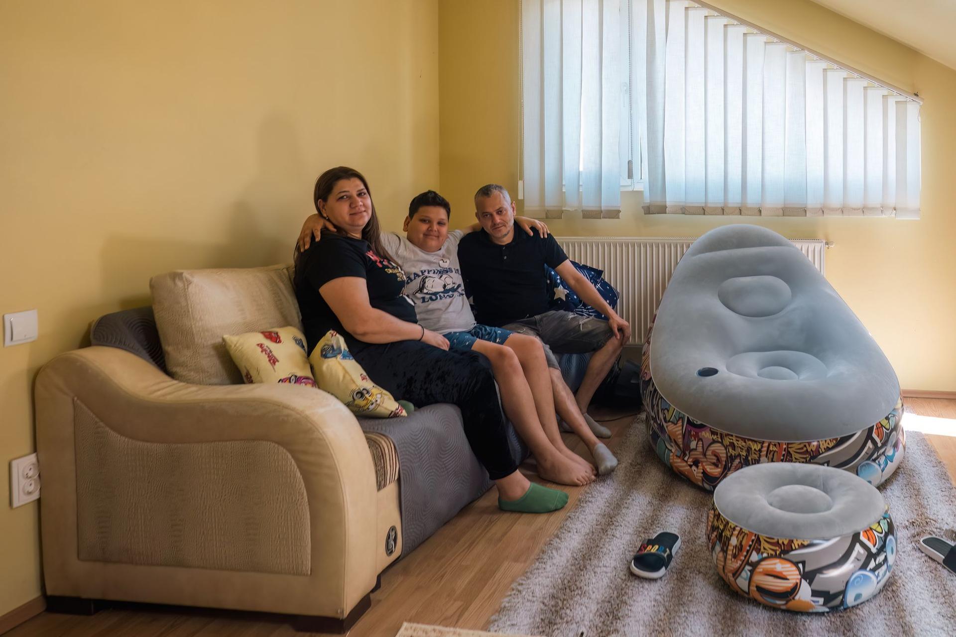 Familia Zagor, pe noua lor canapea. Foto: Foto: Vakarcs Loránd