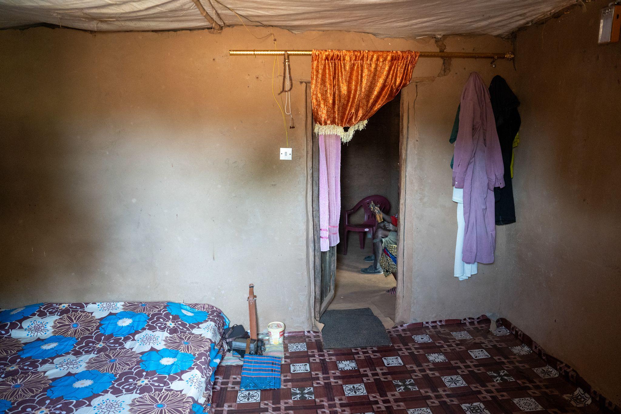 Dormitorul lui Fatou și lui Boto unde a intrat glonțul rătăcit de peste graniță. Foto: Andrei Popoviciu
