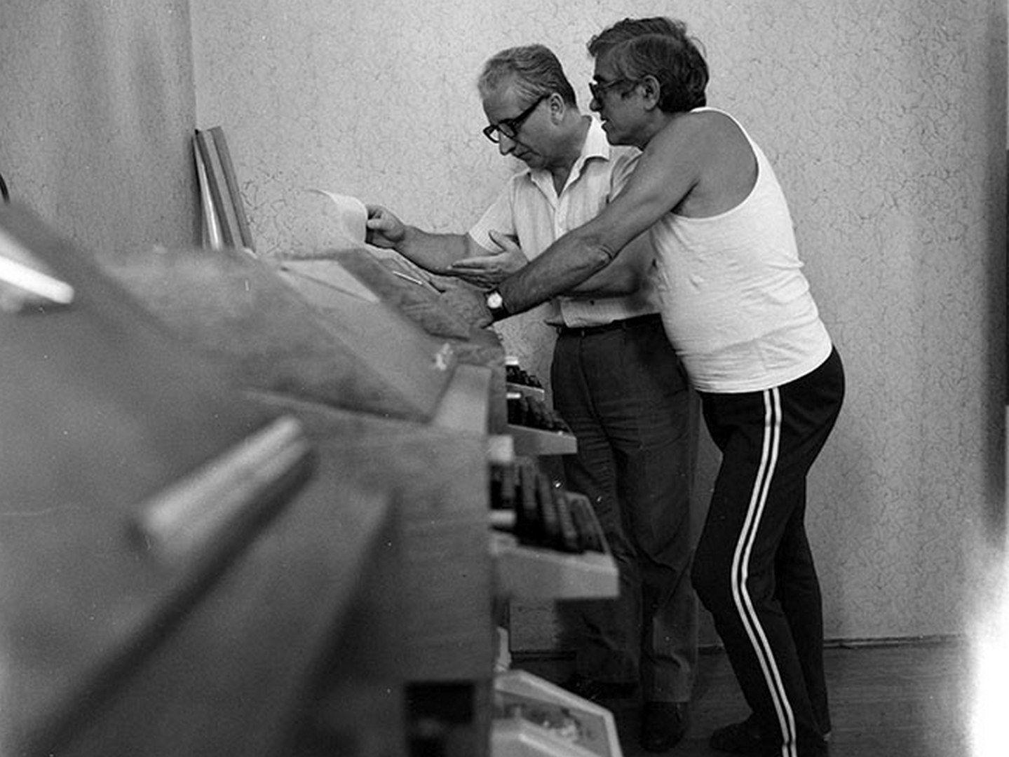 Zețari la lucru în tipografie, în anii comunismului. Foto: Arhiva Minerva