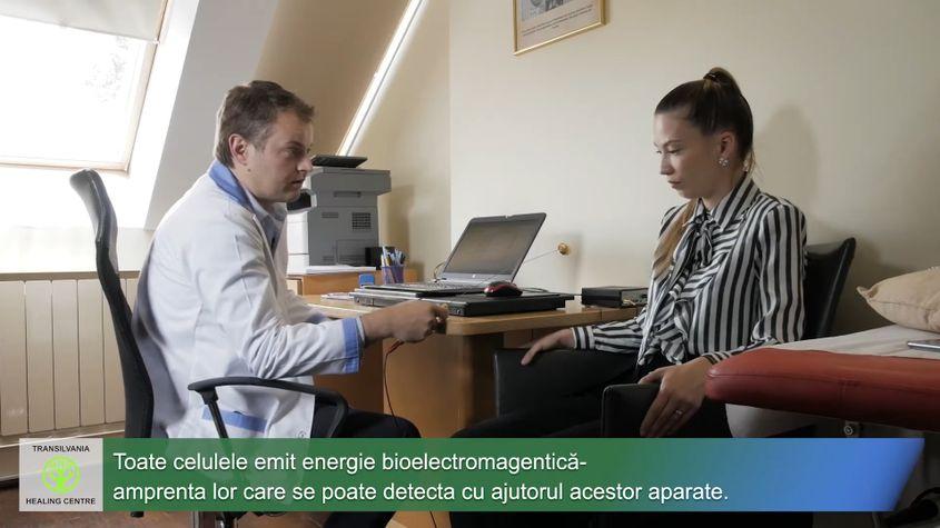 Medicul Vasile Feldrihan o diagnostichează pe soția lui Sorin Gadola cu o baghetă metalică. Captură foto via Youtube