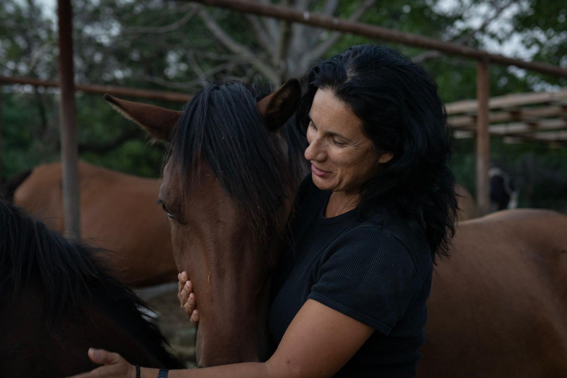 Ancuța Elena Chivu a pus, în 2015, bazele unui sanctuar pentru caii abuzați sau abandonați. Foto: Andreea Câmpeanu