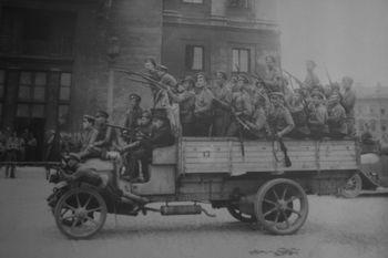 Iunie 1917. Detașament al forțelor militare în Piața Palatului din Petrograd.