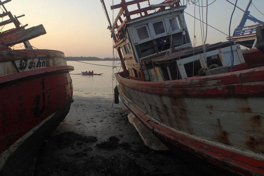 Krabi: mic port cu nave obosite, nu departe de un sat pescăresc.