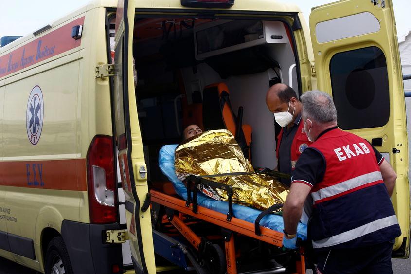 Paramedicii Serviciului Național de Ambulanță de Urgență din Grecia transferă un migrant în ambulanță, în Kalamata, Grecia, 16 iunie 2023. Cele 104 persoane salvate după ce o ambarcațiune cu migranți s-a răsturnat în largul coastei orașului Pylos vor fi duse la o unitate de primire a migranților din Malakasa. Un total de 104 persoane au fost salvate, în timp ce 79 de cadavre au fost recuperate, după ce o barcă de pescuit s-a răsturnat în apele internaționale la 47 de mile marine la sud-vest de coasta Peloponezului și de orașul Pylos. Numărul persoanelor dispărute rămâne necunoscut. EPA/YANNIS KOLESIDIS