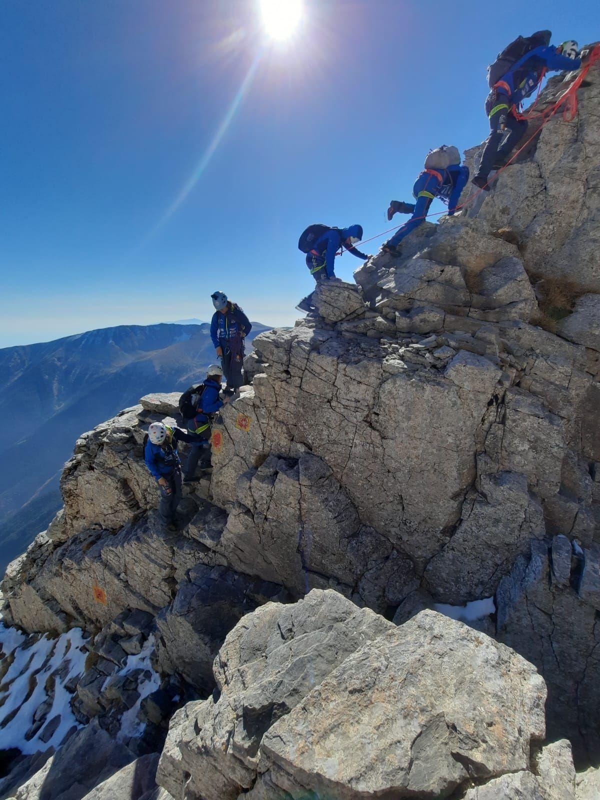 Echipa de poaraclimbing a României în ascensiune spre Mytikas, Olimp, Grecia. Foto: Climb Again