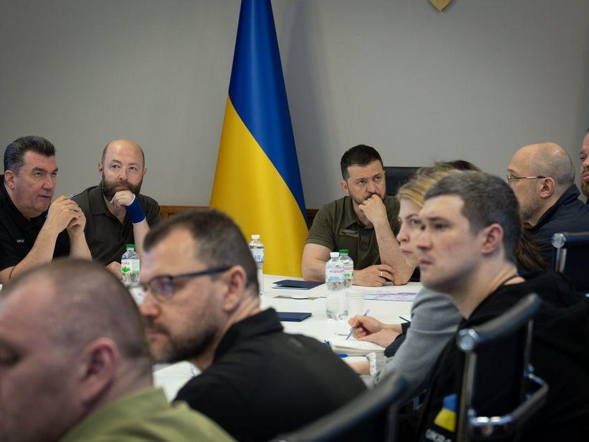 O fotografie distribuită de Serviciul de presă prezidențial ucrainean îl arată pe președintele Ucrainei, Volodimir Zelenski, într-o reuniune de urgență a Consiliului Național de Securitate și Apărare privind situația de la Centrala Hidroelectrică Kakhovka (HPP), la Kiev (Kiev), Ucraina, 06 iunie 2023, pe fondul invaziei rusești. EPA/SERVICIUL DE PRESĂ PREZIDENȚIAL UCRAINEAN