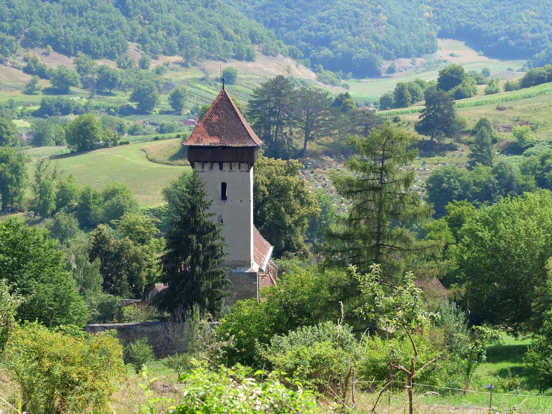 Turnul Bisericii fortificate și cimitirul din Mălâncrav, într-o zi toridă de vară.