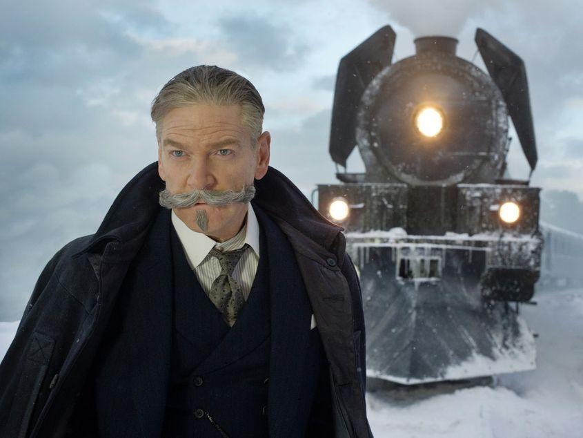 Regizorul Kenneth Branagh este şi interpretul detectivului Hercule Poirot.