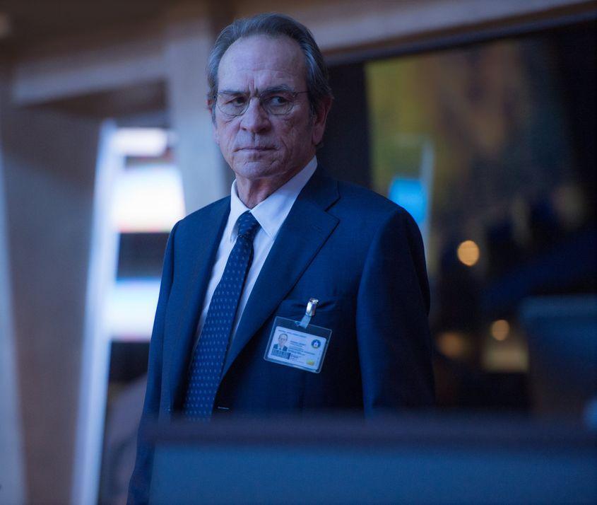 Tommy Lee Jones, în rolul personajului Robert Dewey