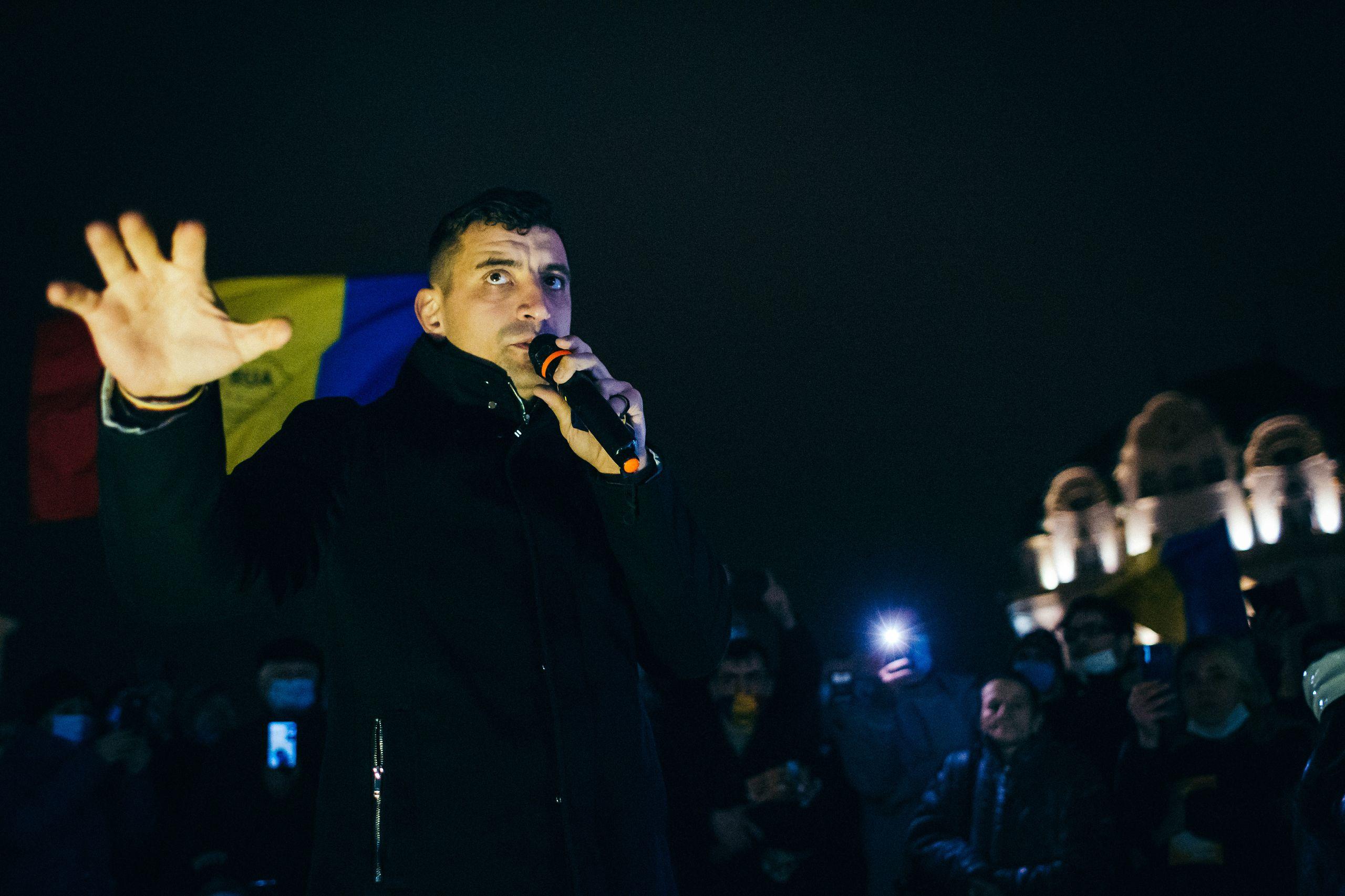 George Simion, co-președintele AUR, în fața simpatizanților săi din Oradea, în Piața Unirii, marți, 15 decembrie 2020. Inquam Photos / Silviu Filip