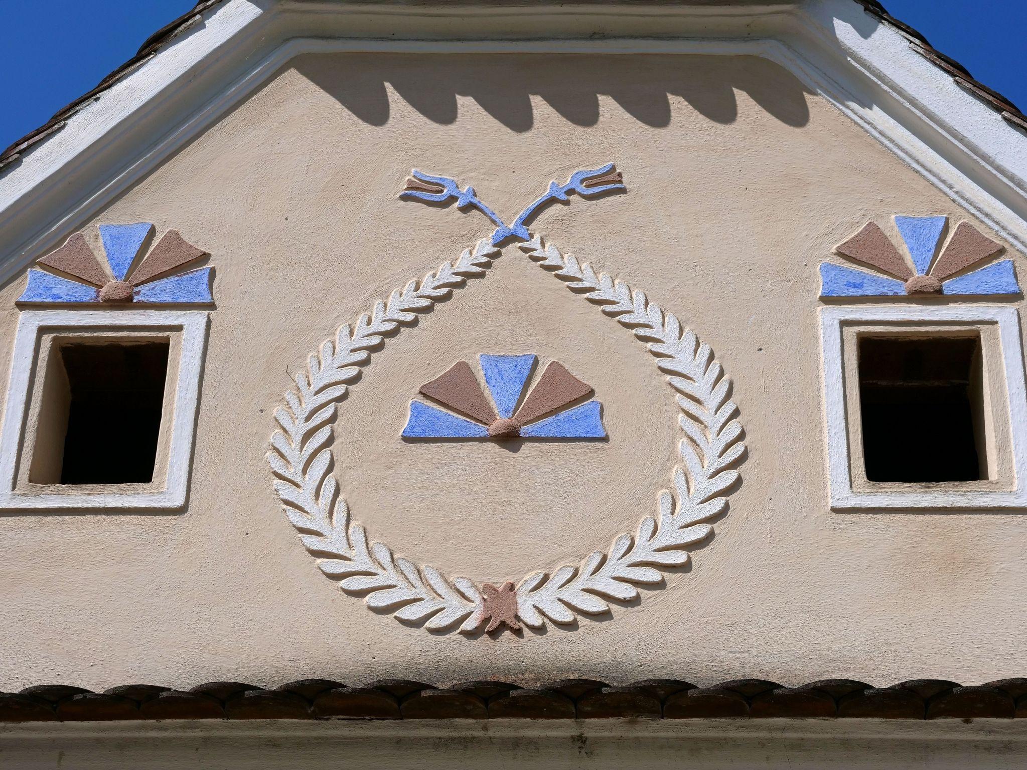 Detaliu de ornament clasic pe o casă proapsăt renovată din Mălâncrav.