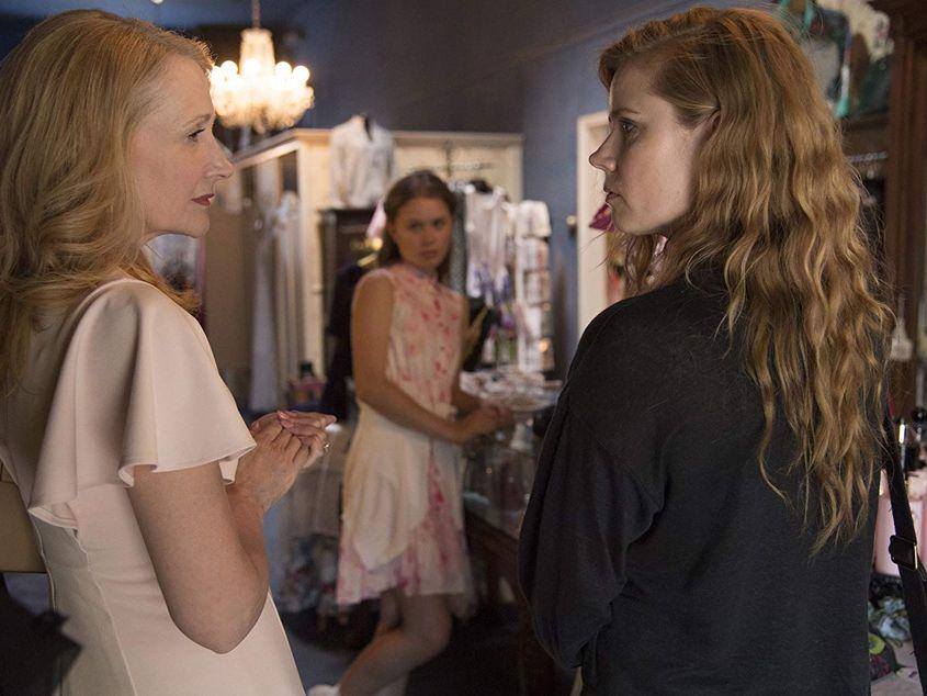 Patricia Clarkson și Amy Adams, în "Obiecte ascuțite", pe HBO.