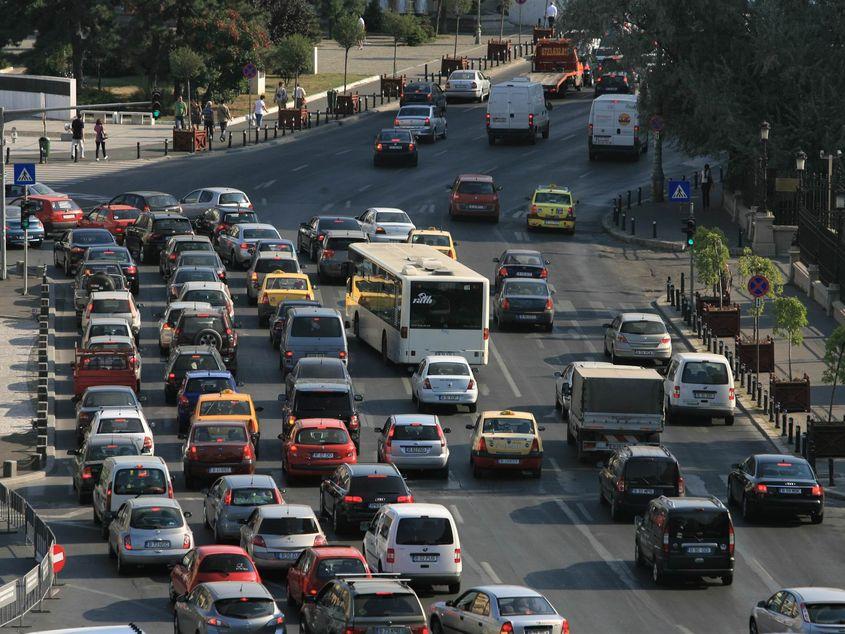 Traficul este una dintre principalele surse de poluare a aerului. Foto: Lucian Muntean