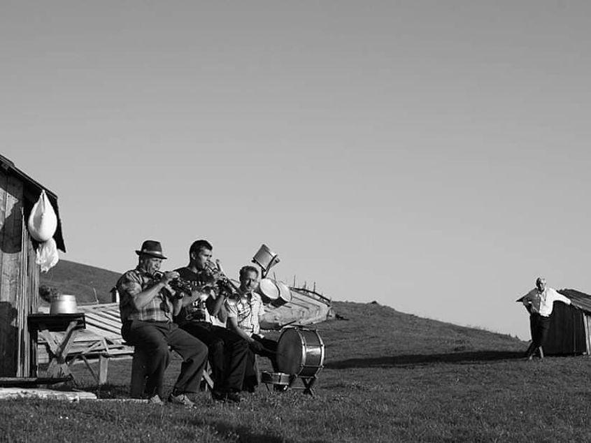 Ionut Pîntiuc, fotografie cu bunicul si lãutarii din comunitate, Suceava. FOTO Crescut pe muzică