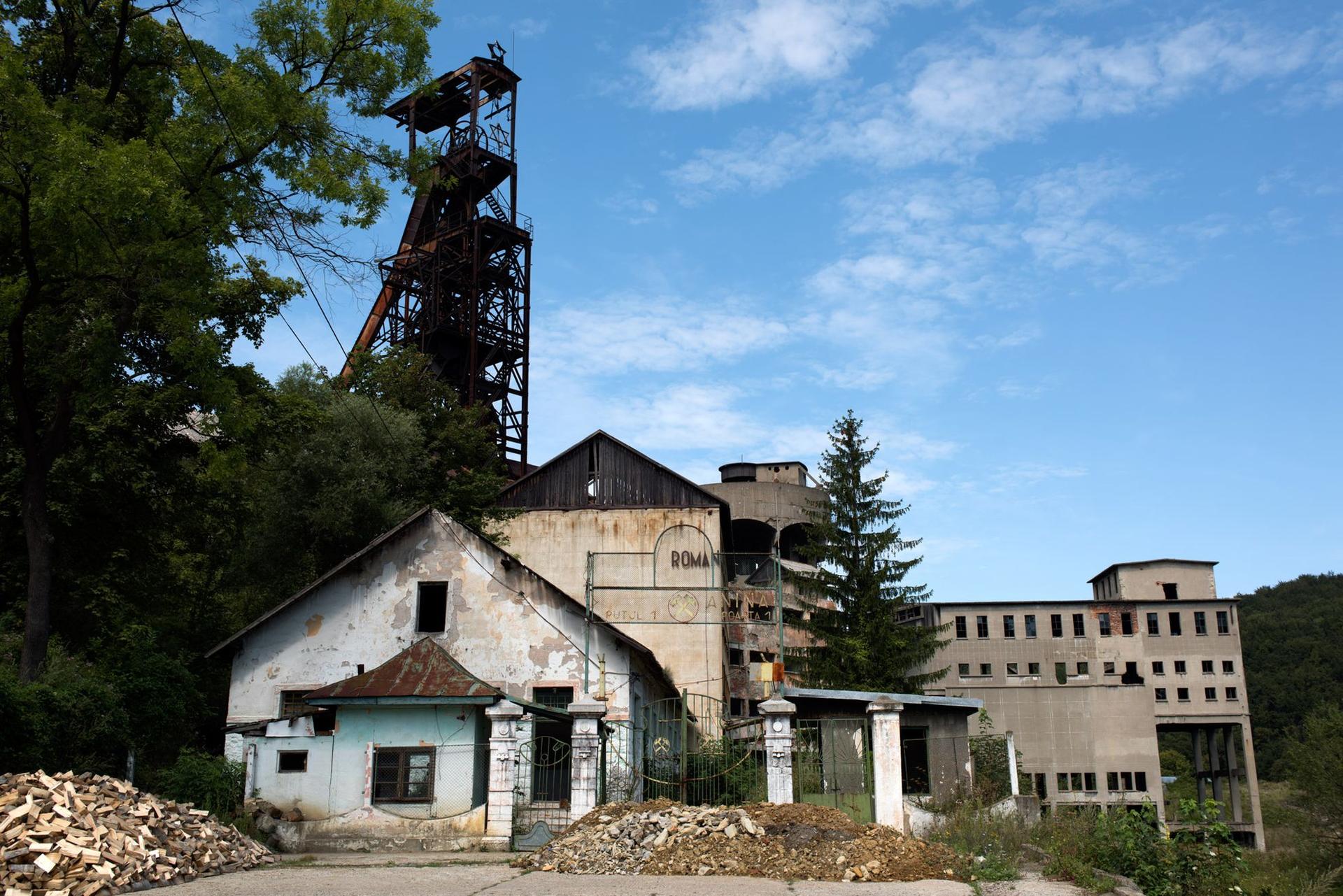 Puțul 1 al minei din Anina, în 2016. Este închis și se transformă încet în ruine. Foto: Raul Ștef