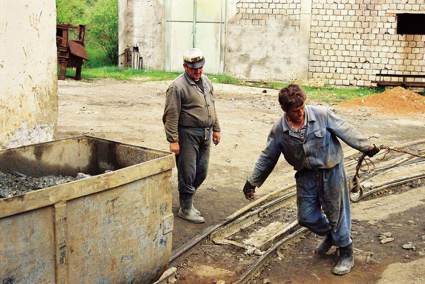 Rămași printre ruinele industriei comuniste, muncitorii români s-au ocupat timp de 20 de ani cu munca în zadar. Foto: Lucian Muntean