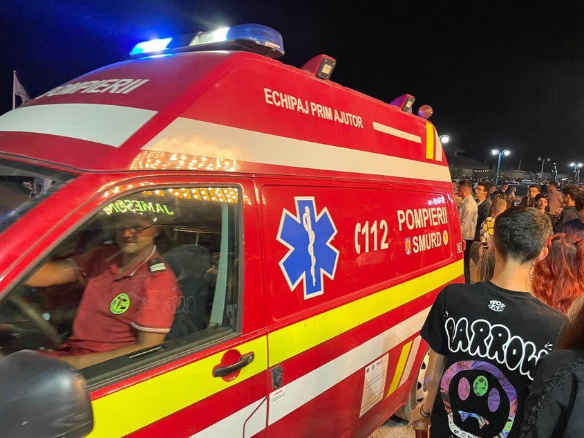 O ambulanță SMURD își face cu greu loc prin mulțime