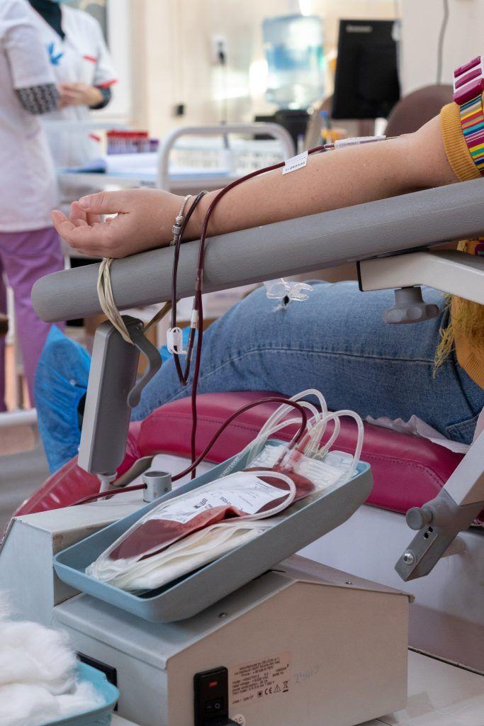 În timpul donării de sânge, multe persoane stau pe telefon, citesc o carte sau discută cu personalul centrului de transfuzie