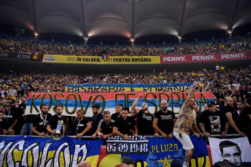 Bannerele care au declanșat scandalul de la meciul de fotbal dintre Romania si Kosovo, din preliminariile campionatului European 2024. Foto: Inquam Photos / Alex nicodim