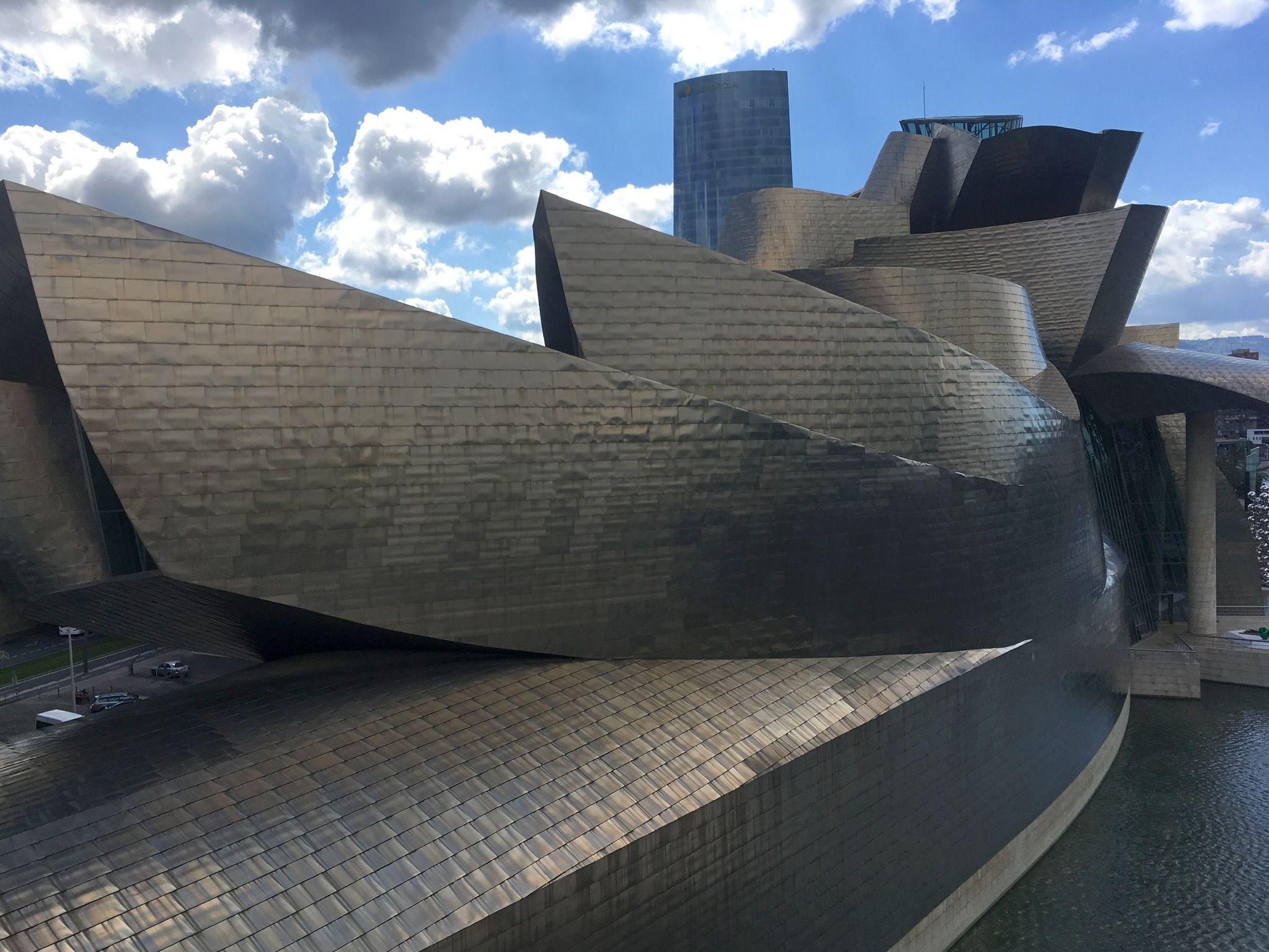 Magnetul din titan din inima orașului Bilbao, vedere de pe pod