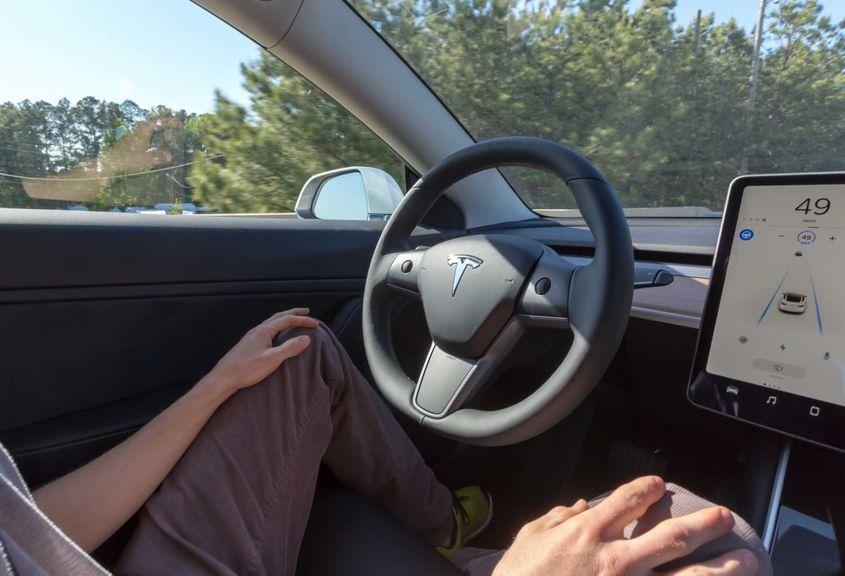 Opțiunea Autopilot a fost, câțiva ani buni, promovată drept bijuteria coroanei Tesla. Veștile din ultimul an arată însă că Elon Musk e departe de a livra pe măsura promisiunii. Foto: Melpomenem / Dreamstime.com