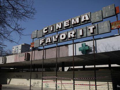Cetățenii care schimbă orașul. Cum a reînviat Grupul Inițiativa Favorit un cinema bătrân, simbol al comunității din Drumul Taberei