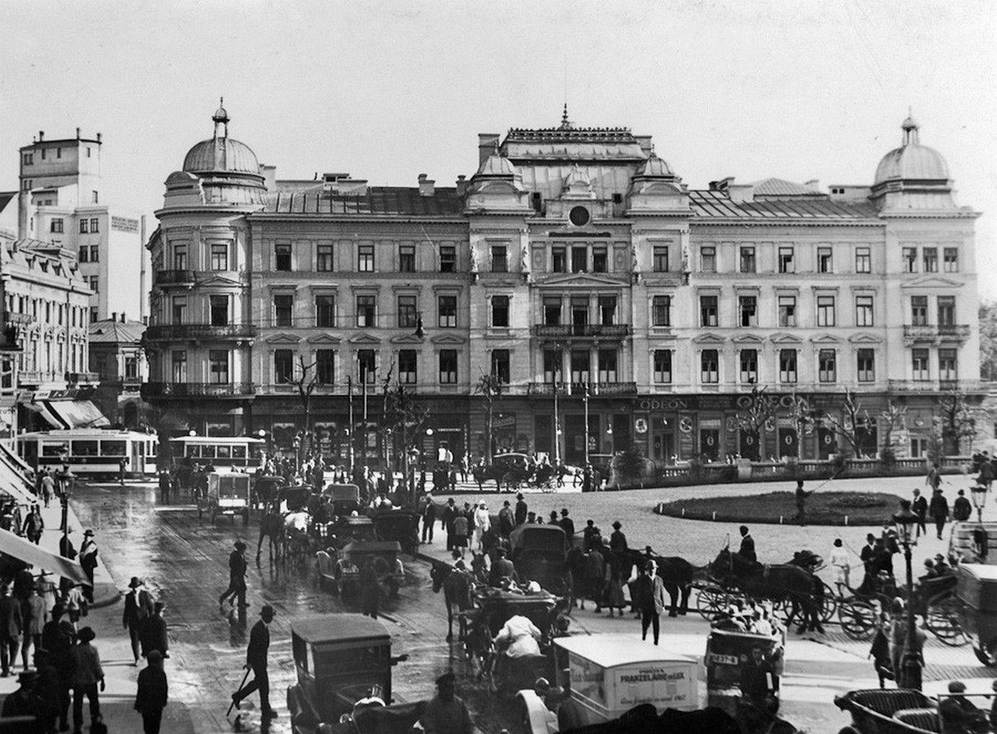 Calea Victoriei, la Cercul Militar, prin 1920. Un trafic pestriț și amestecat: trăsuri, mașini, tramvaie, omnibuze, camioane și foarte mulți pietoni. Foto: <a target="_blank" rel="noreferrer noopener" href="https://bucurestiulmeudrag.ro/autor/nicolae-ionescu/" target="_blank">Nicolae Ionescu, Bucureștiul meu drag</a> / Creative Commons 3.0