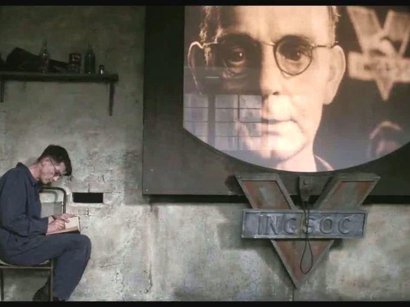 Imagine din filmul "1984", ecranizare a romanului lui Orwell.