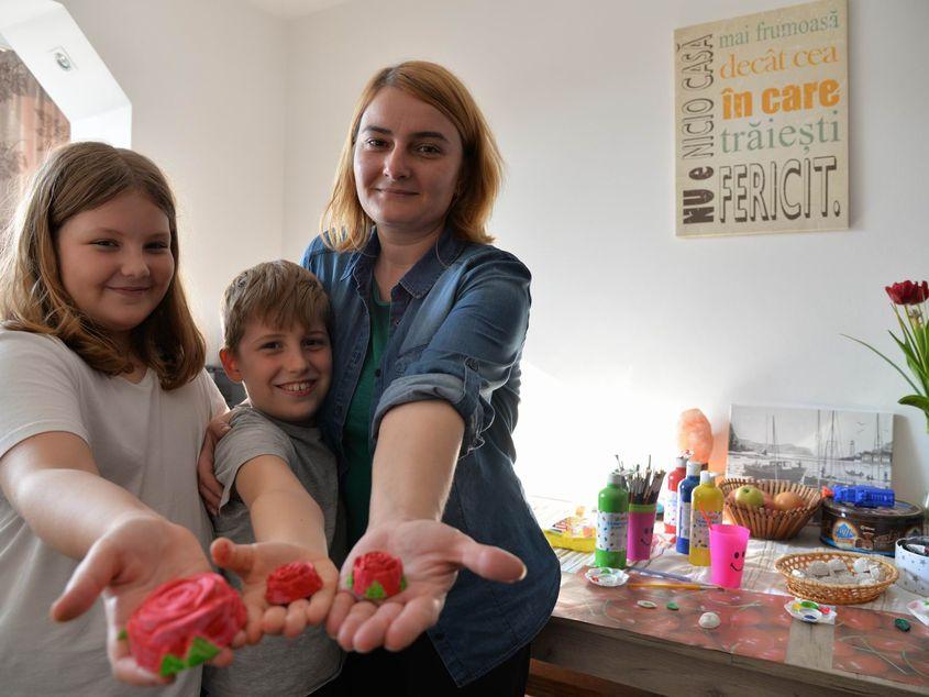 Alina Smarandache, cei doi copii ai ei, Radu (9 ani) și Ioana (10 ani), și producția lor de figurine. Foto: Lucian Muntean