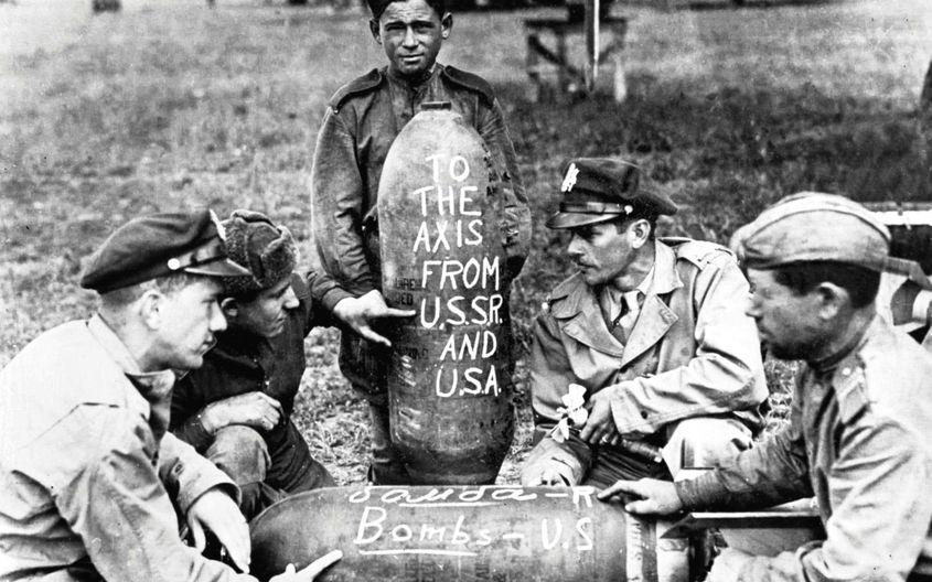 Sodați americani și sovietici pe frontul de Est 1944. Mesajul de pe bombă: Către forțele Axei, din partea SUA și URSS. Sursa foto: United States Air Force